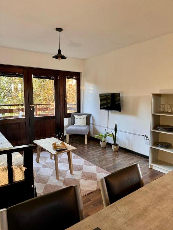 Hermoso departamento con pileta climatizada y parrilla - 2