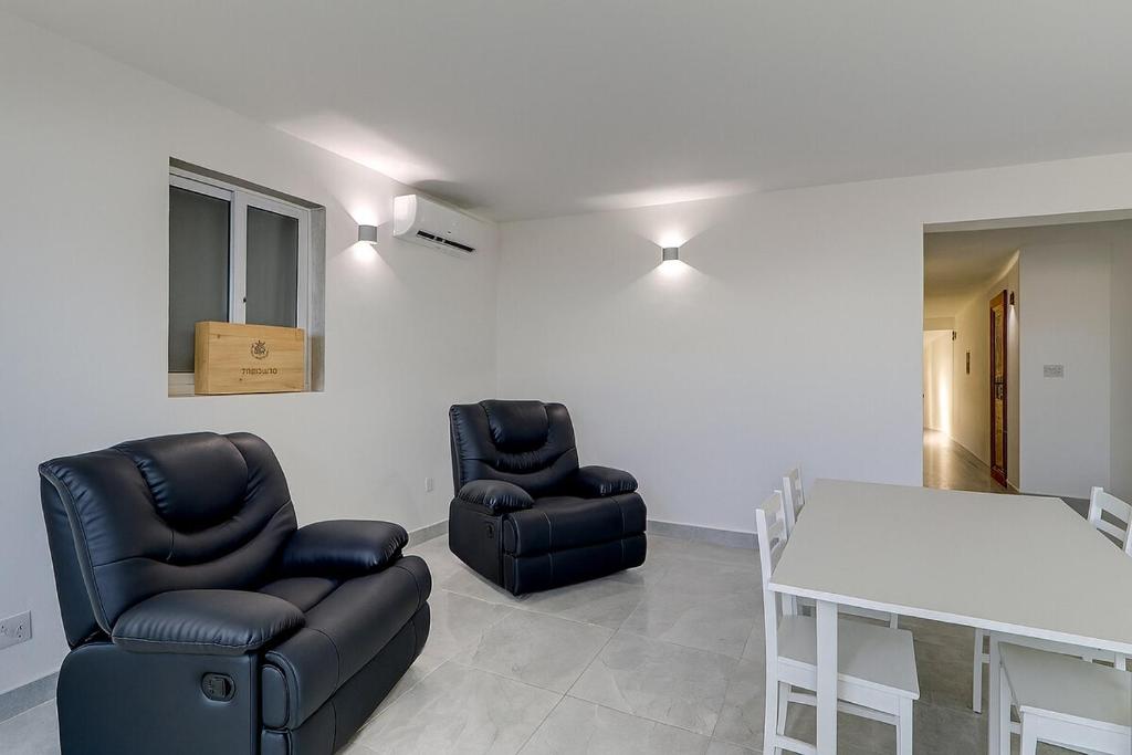 Spacious 6BR Sliema Seafront APT, Sliema