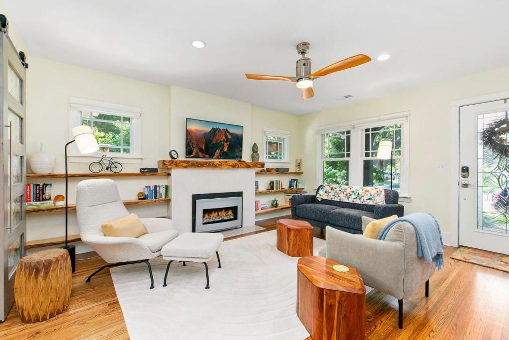 Maple Courtyard - Old Town with King Suite & Piano, Fort Collins