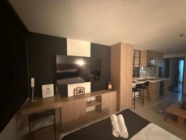 Apto con Jacuzzi Privado y Cama Doble - 3