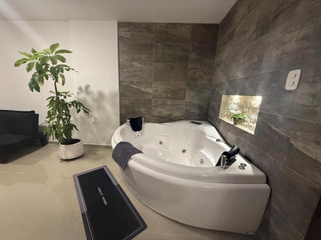Apto con Jacuzzi Privado y Cama Doble - 5