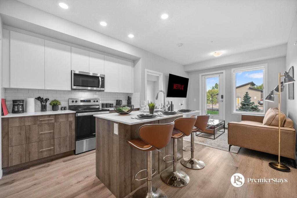 Luxury Getaway in Inglewood with 2 Bedrooms Sofa Bed and Heated Underground Parking, Calgary