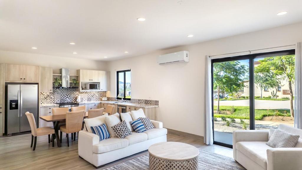 Stunning 2BR Condo - 5 Min to Beach - 1