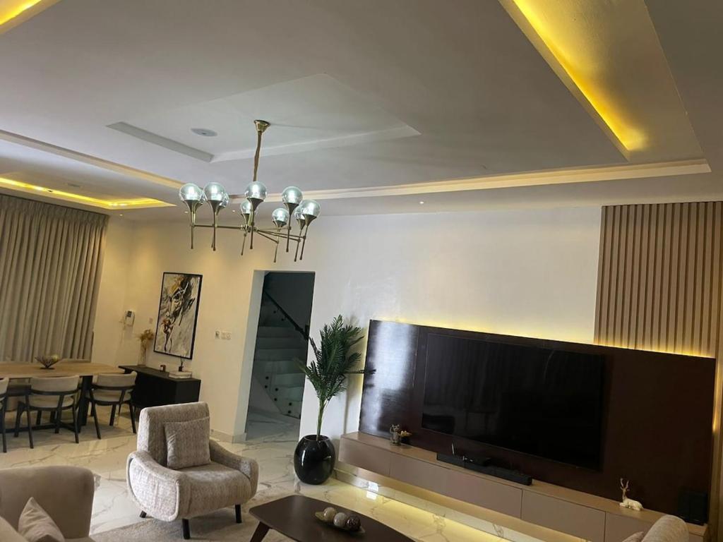 Luxury 5 bedroom standalone with PS5, WiFi, gym, Lagos