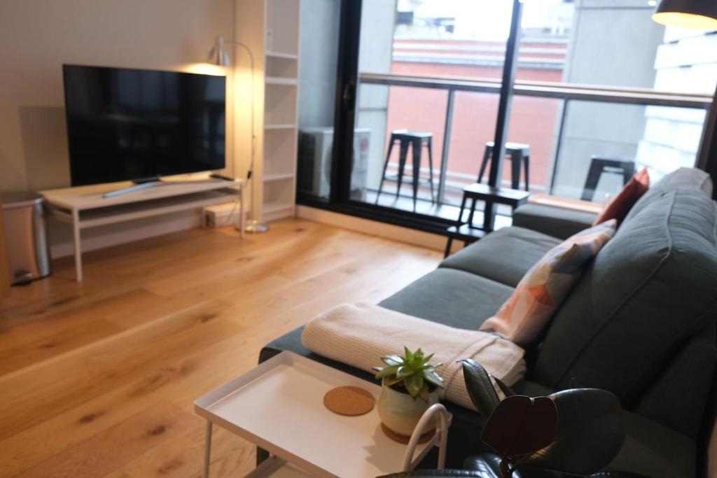 Beautiful, central apt close to Southern Cross Station, sky bus and tram, Melbourne