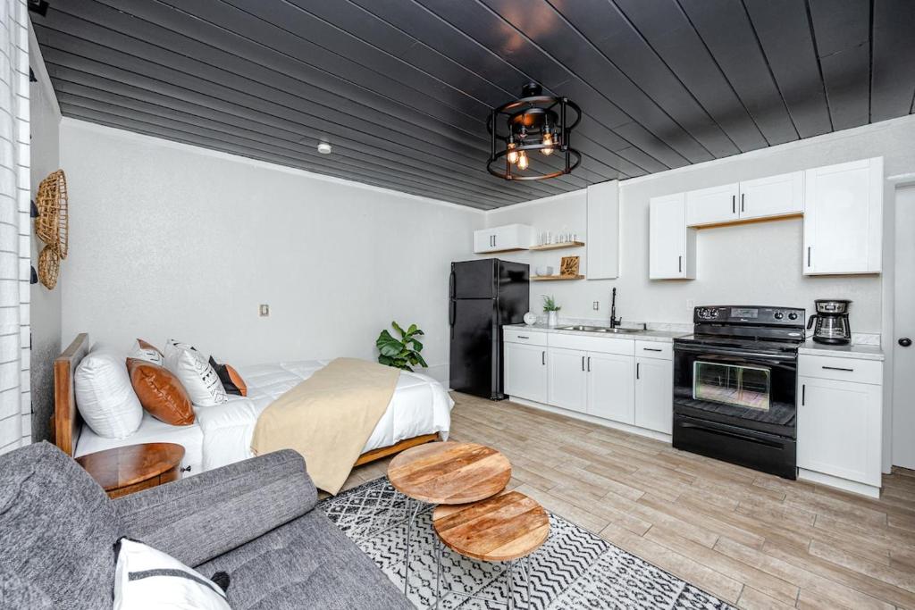 Mins to Beach - Studio Home- Walk to Downtown - Free Parking, Tarpon Springs