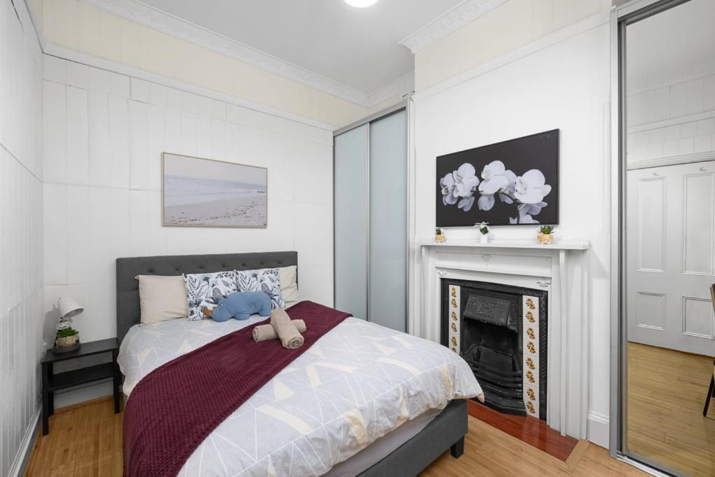 Elegant Double Room Lidcombe - Close to Transport & Shops - Shared Bathroom, Rookwood Station