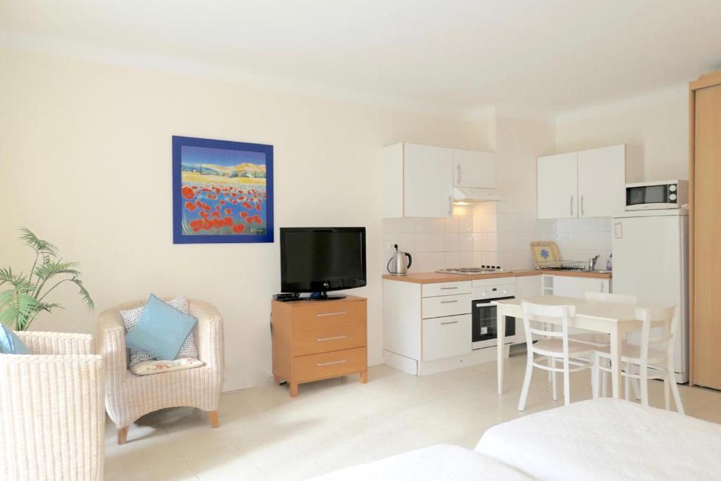 Spacious Studio Apartment Near The Beach - 2313 - 5