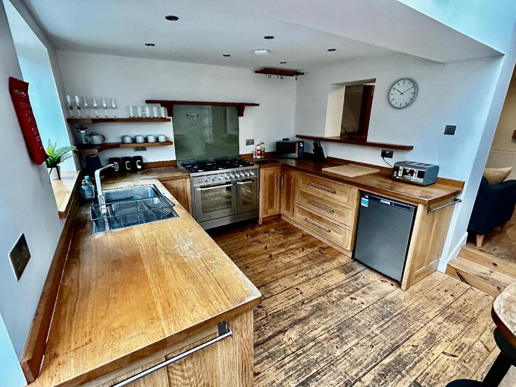 Nomi Homes - Okehampton Place - Exeter - Sleeps 7 photo 6