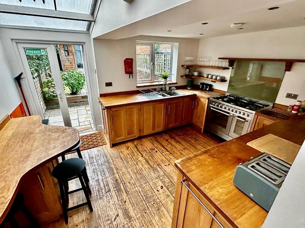 Nomi Homes - Okehampton Place - Exeter - Sleeps 7 - photo 3