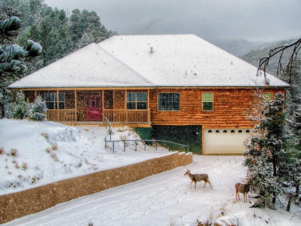 Cozy Ruidoso Digs by Downtown, 19 Mi to Ski Apache, Ruidoso