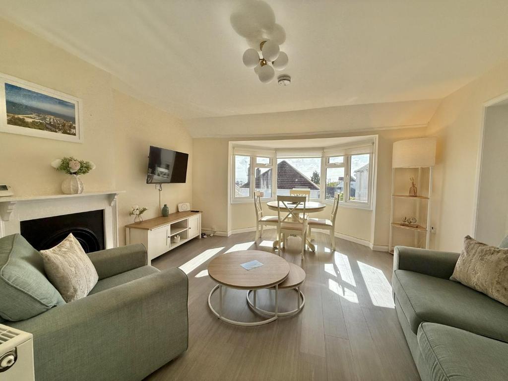 Little Gem, Lyme Regis