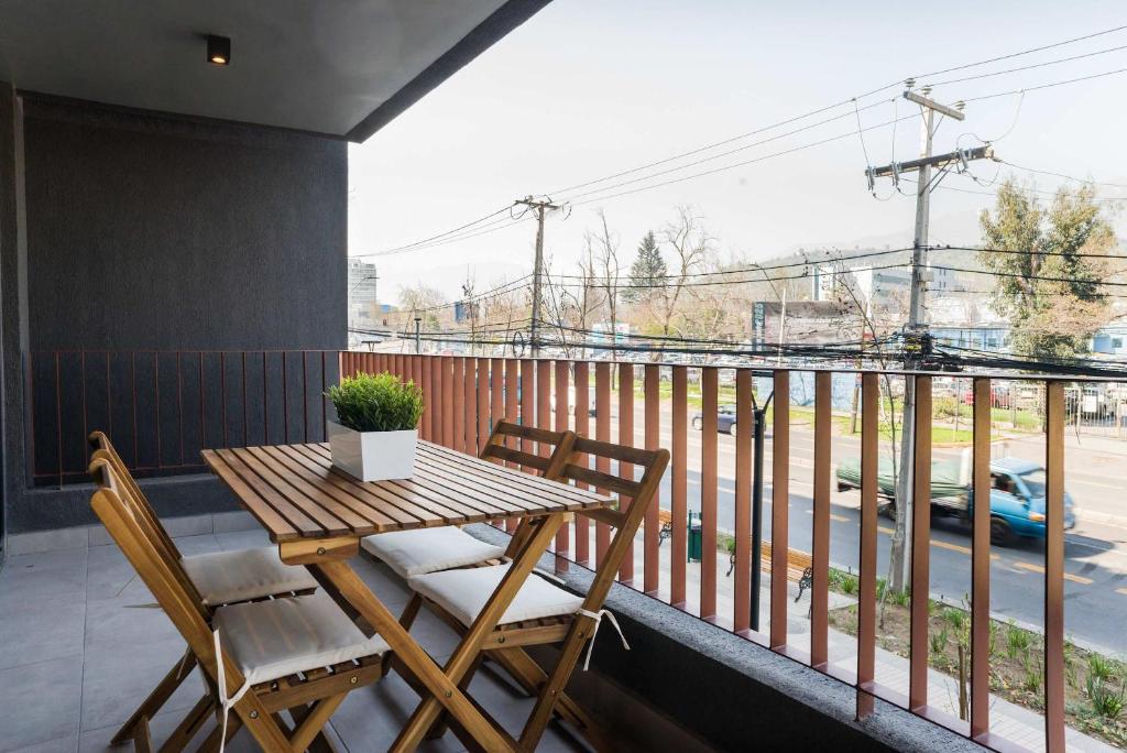 Stylish 2BR Flat for 5 in Lively Las Condes Oasis - 4