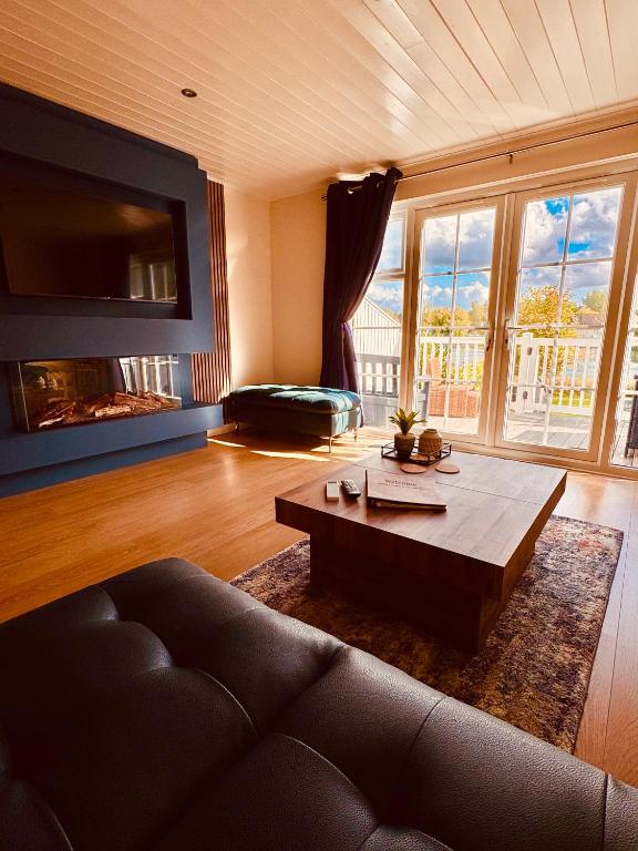 Barneys Retreat - Lakeside Getaway, South Cerney