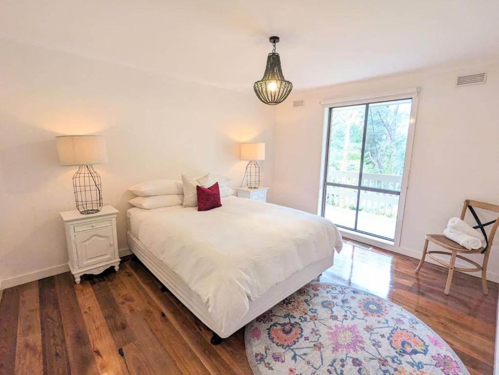 Hill top views, near wineries, sanctuary, main st, Healesville