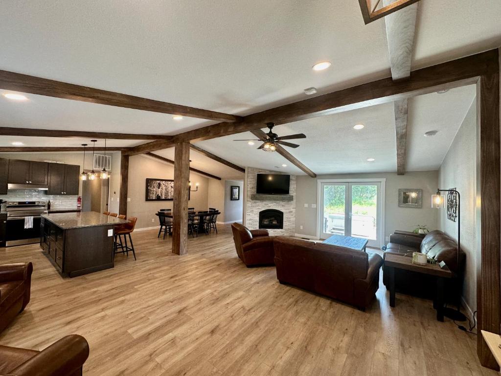 Hier Hideaway - Hot Tub - Fire Pit - King Beds, Sedalia