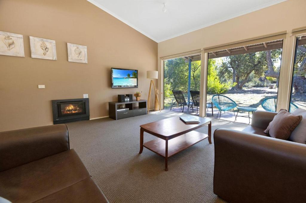 Seabird - Waterfront Retreat, Goon Nure