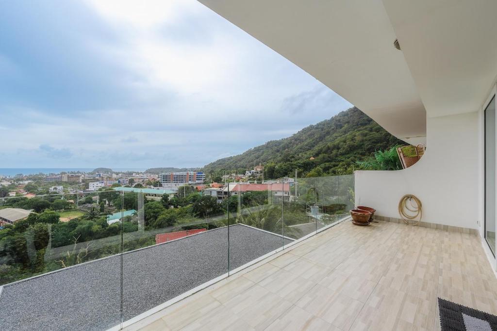 C236 Best Pool &Sea View 2BR Condo Prime Location, Ban Karon