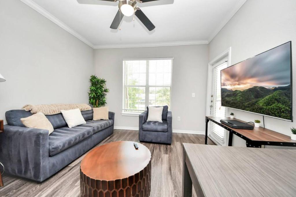 Lux Resort-Style Pool, Gym, Parking Near Houston, Magnolia