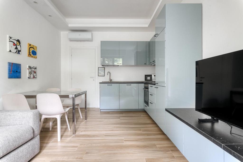 JOIVY Stylish 2-Bedroom flat near CityLife District, Milan