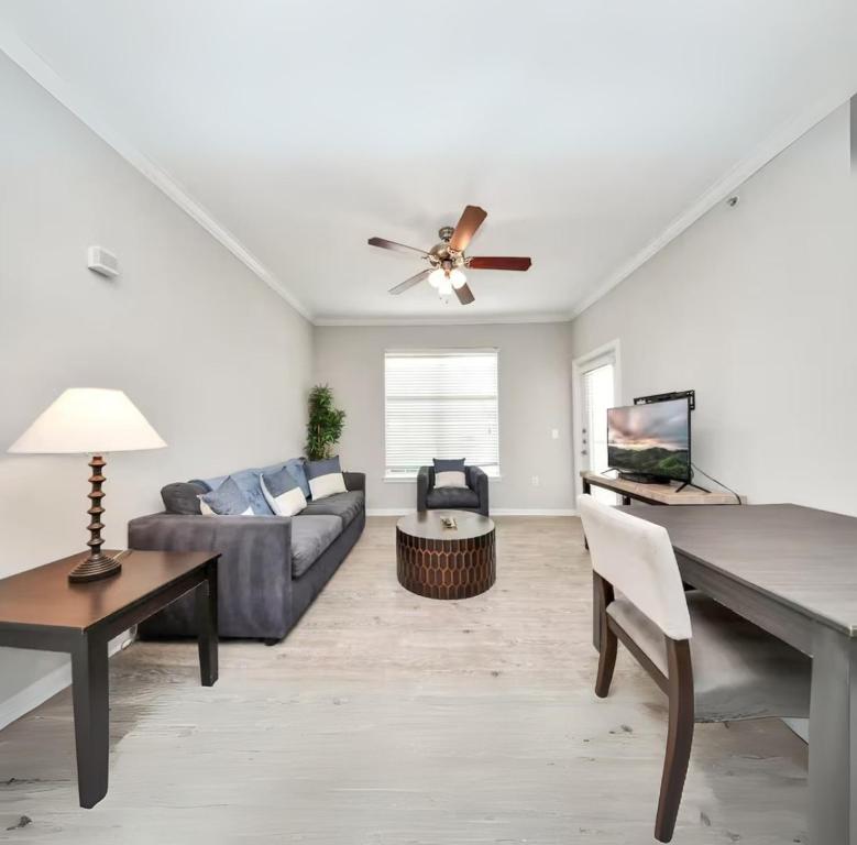 Modern 1BR Retreat Open Layout, Workspace, Views, Magnolia