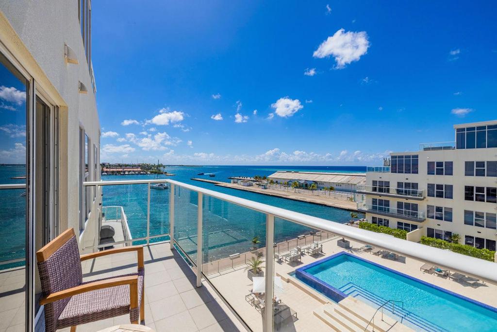 Find Your Freedom Without Leaving Home, Oranjestad