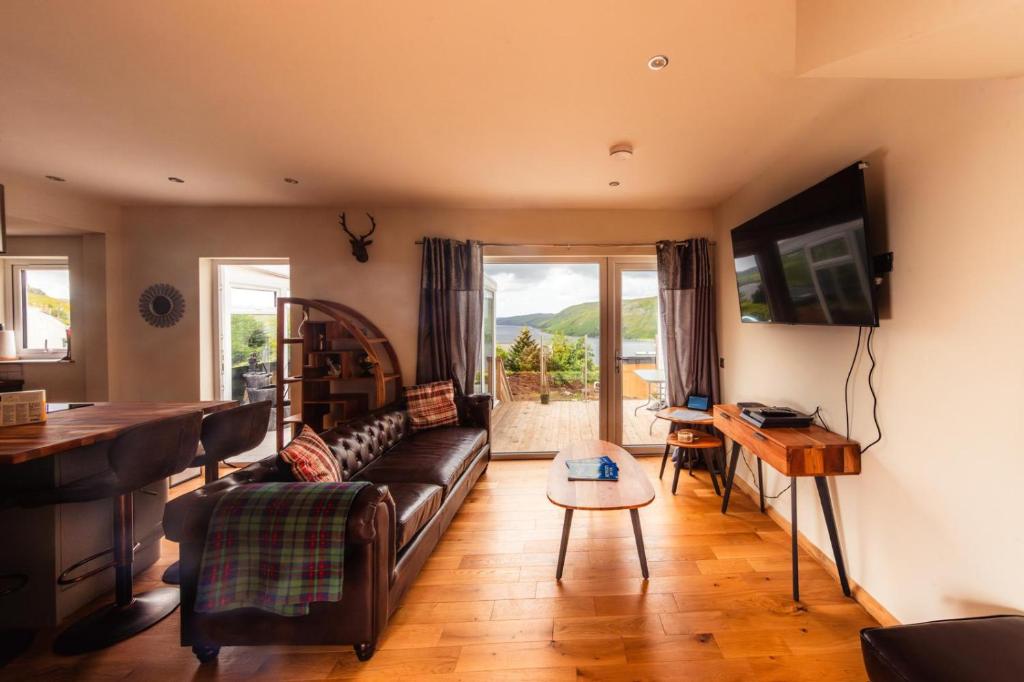 Luxury Seaview Cottage by Fairy Pools 3, Carbost