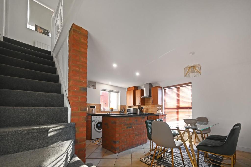 4Bed House MK, Simpson