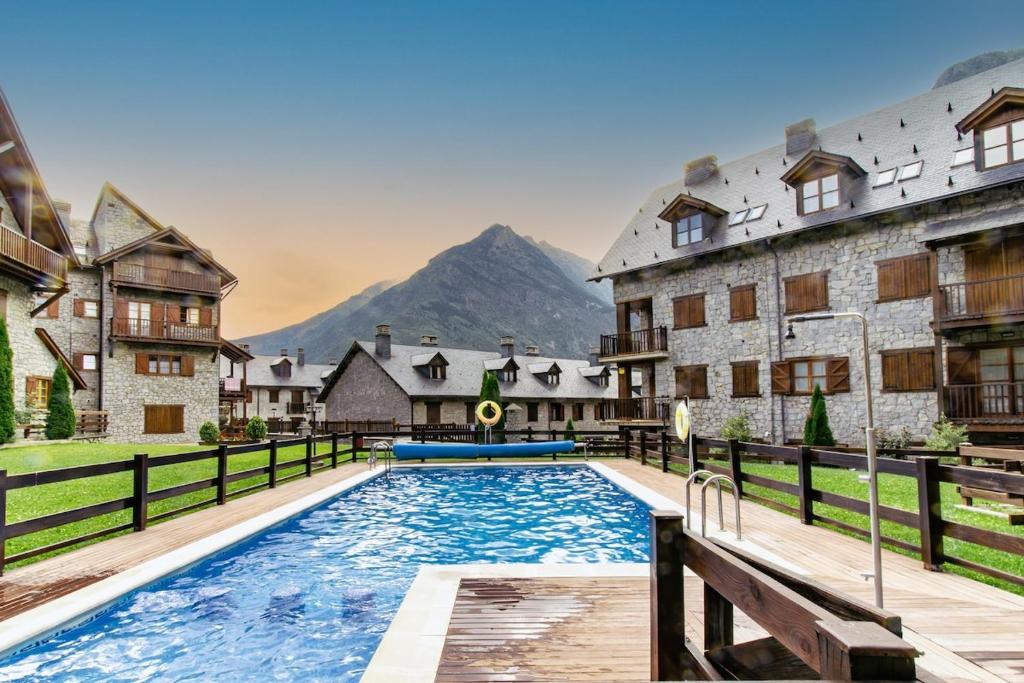 Charming Pyrenean Flat with Terrace, Views & Pool - 2