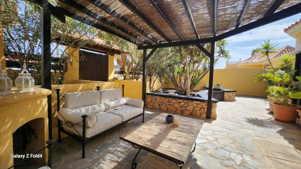Aurora Mari Villa Your Dream Steps from the Ocean Shore - 2