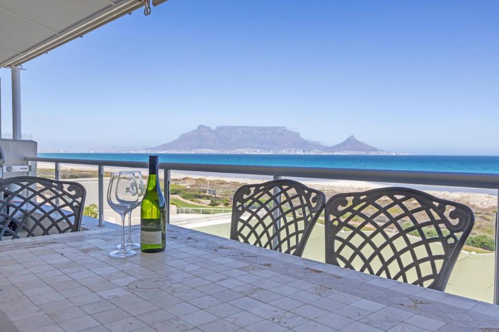 Dolphin Beach H205 Beachfront APT, Blouberg by HMH, Cape Town