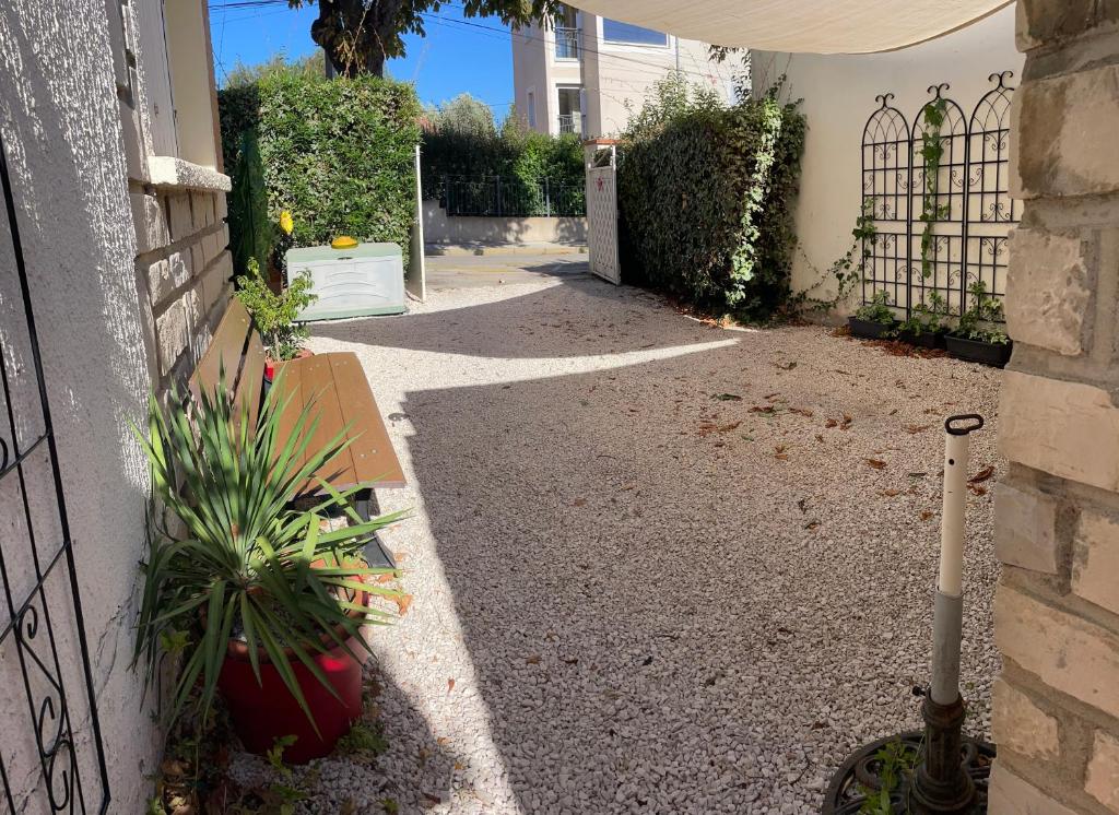Votre séjour à Sanary DANS BAS DE VILLA avec 1 terrasse végétalisée et abritée exposition Est Sud Ouest à 400m du Centre ville en zone piétonne où tout peut se faire à pied - 2
