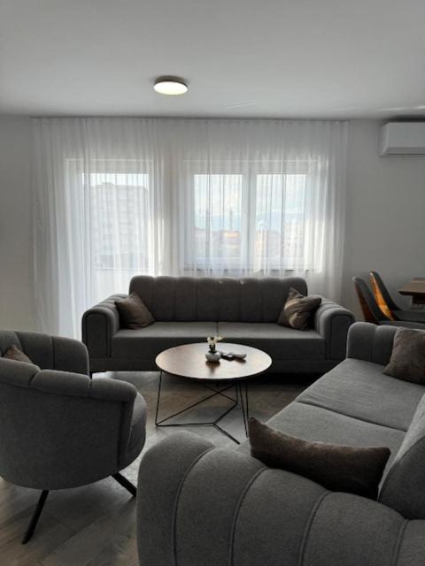 BT Apartments, Zajmovo