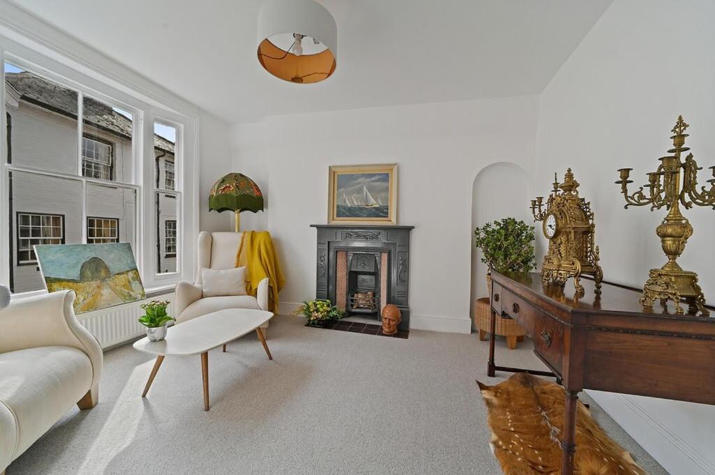 Beautiful Home at the Heart of Colchester Great for Commuters or Professionals, Colchester