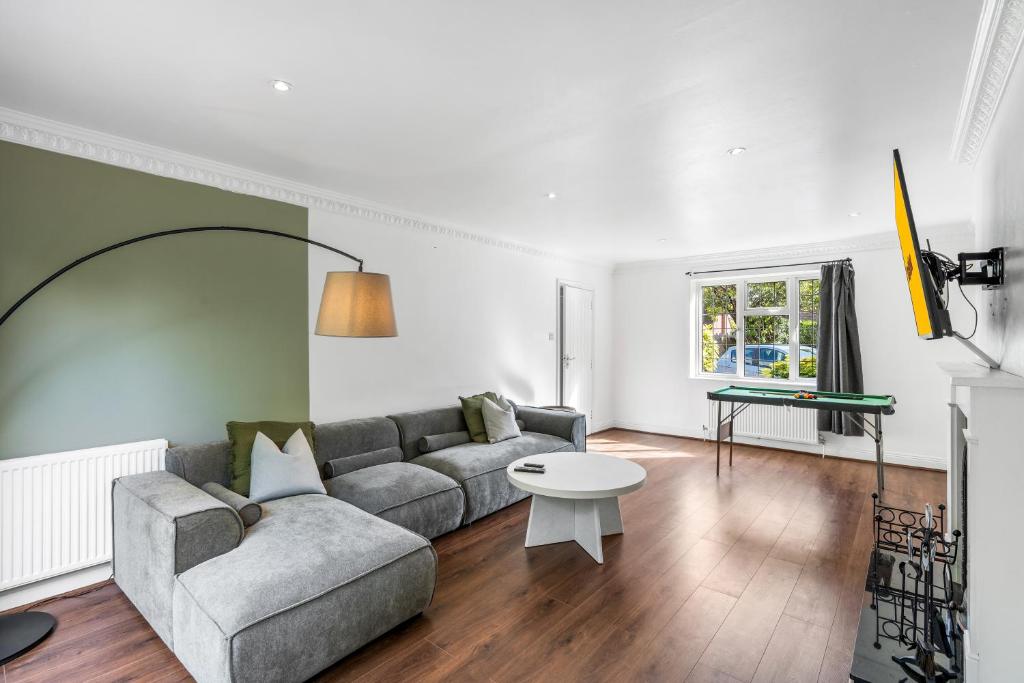 Free secure parking - Substantial Detached 5Bedroom House - Hosted by StaySejour, Worthing