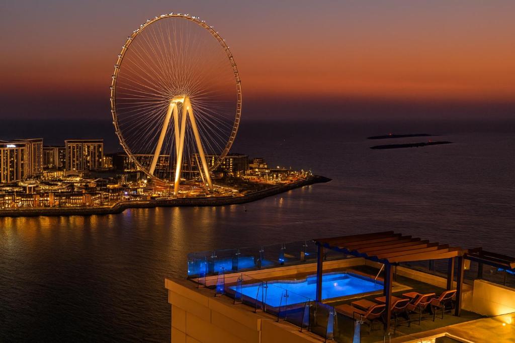 Jbr penthouse with terrace pool, Dubaj
