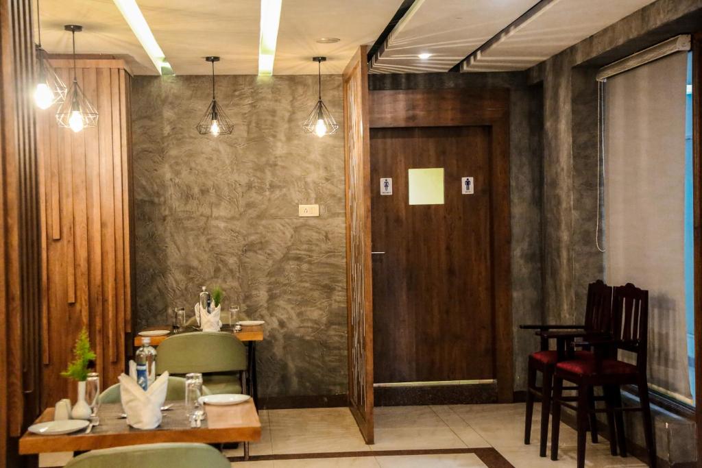 Restaurant, Hotel Preethi Classic Towers in Ooty