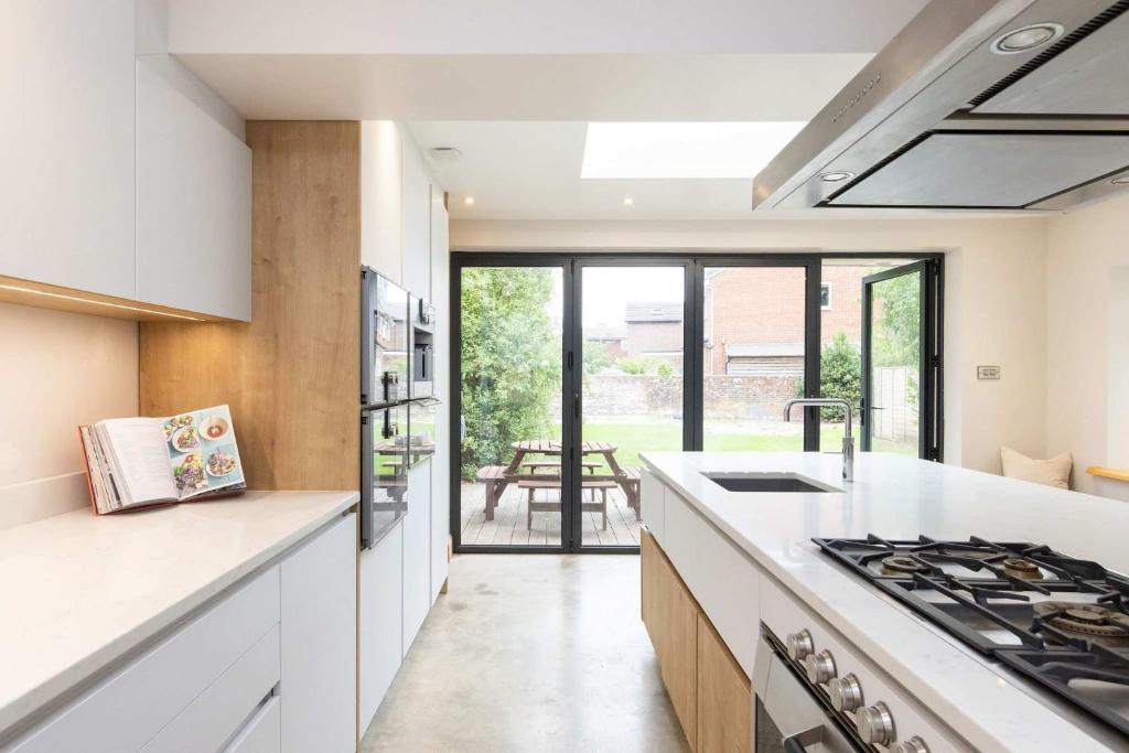 Spacious 4-Bed Near City & Sea, Donnington