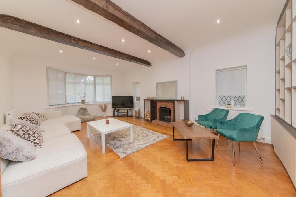 Elegant Tudor Venue, Stone Grove