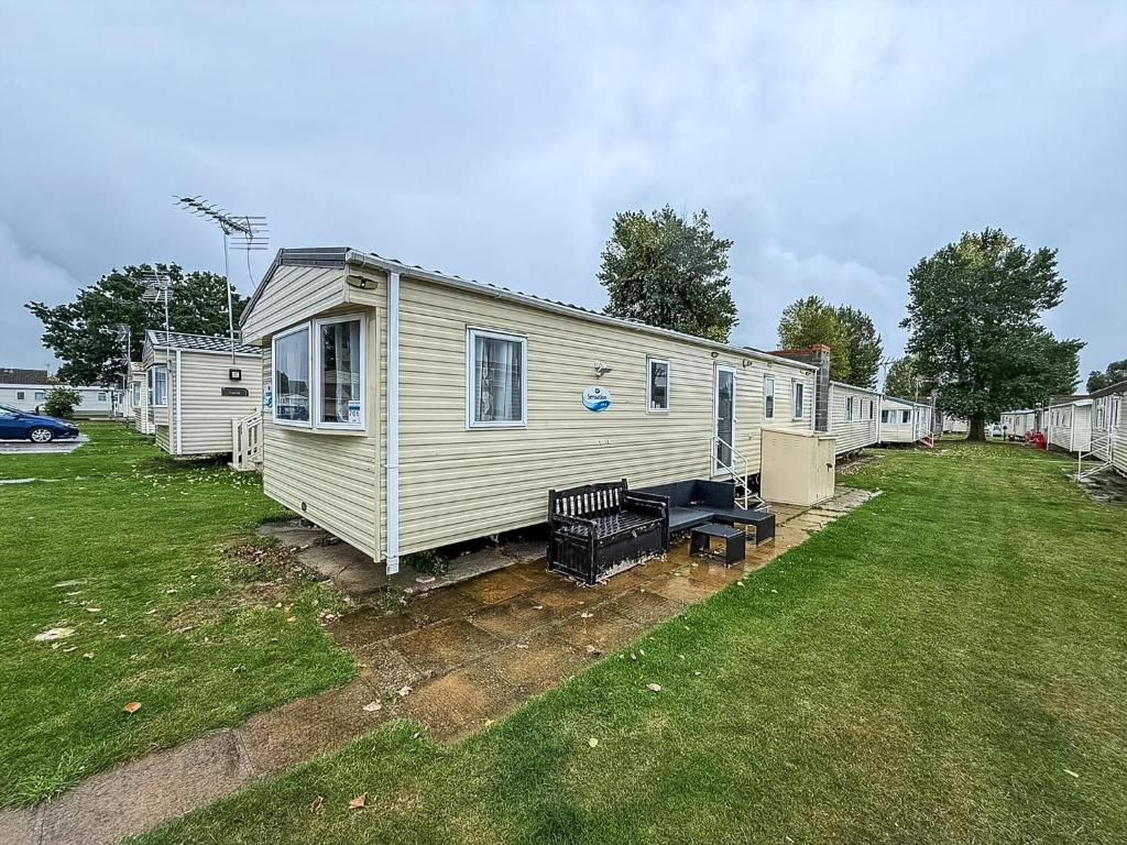 Superb 8 Berth Caravan With Free Wifi At Highfield Grange Ref 26706Wr, Clacton-on-Sea