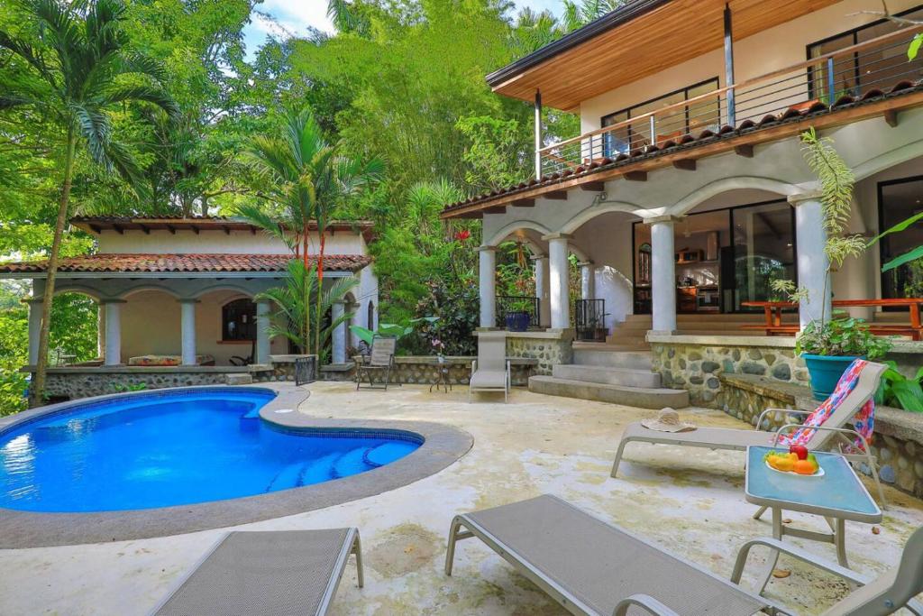 Villa Monos, 2BR Home, 1BR Guest House and Pool, Quepos