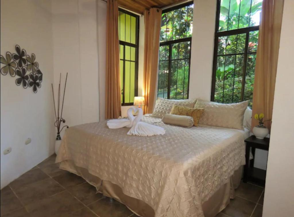 Dos Palmas1200sqft 1King 1Queen,AC,WiFi,Pool,Gated, Manuel Antonio