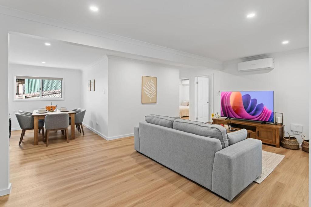 Spacious Dual Retreat Balcony near RBWH and CBD, Brisbane