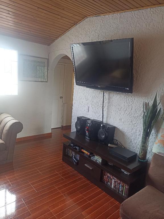 Casa recidencial apta para mascotas con estacionamiento - 2