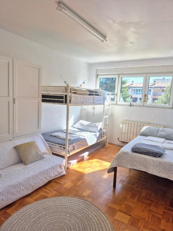 Bed in mixed dorm ideal for bikes and walkers on the camino, Zizur Mayor