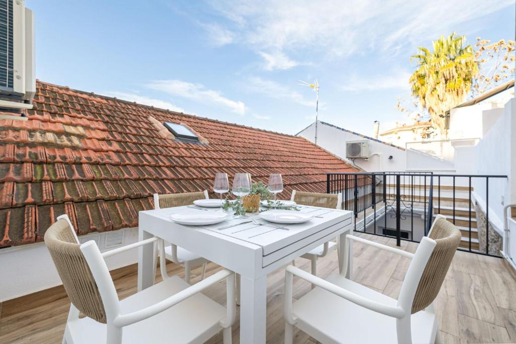 Bright renovated -Terrace -1Bedroom 1Bath - 2