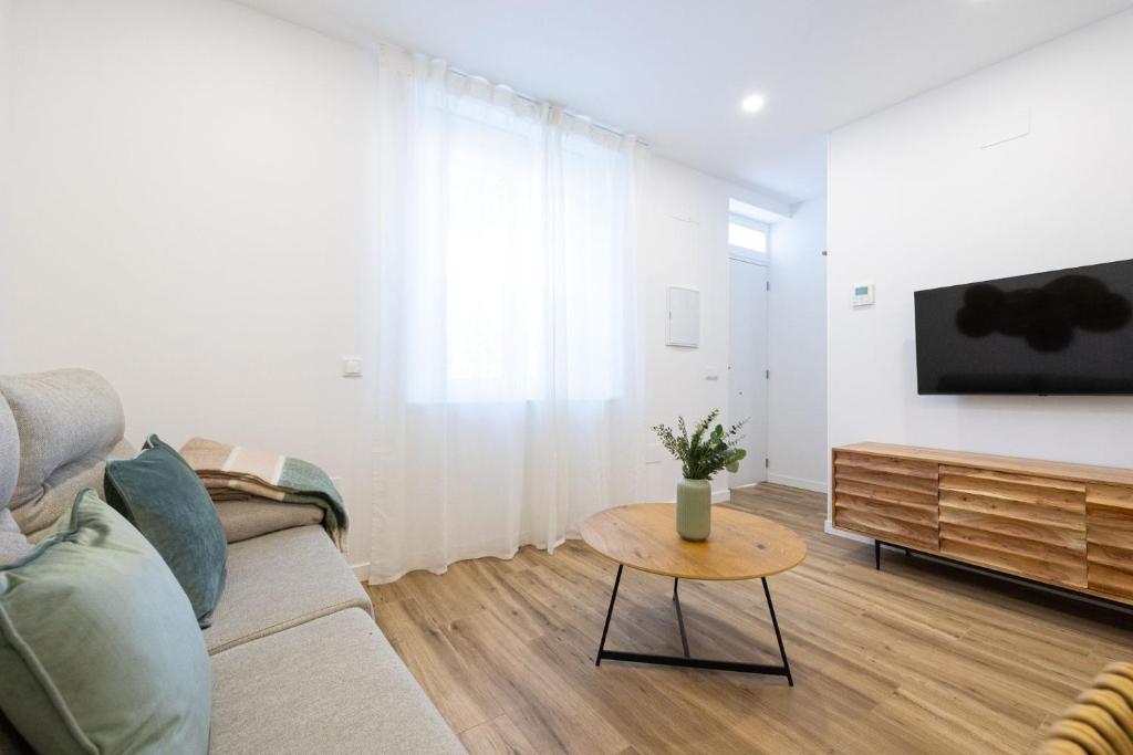 Bright renovated -Terrace -1Bedroom 1Bath - 4