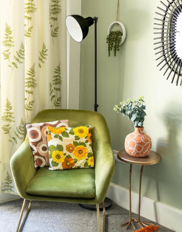 #08 Stylish Solihull Stay Sleeps 4 BHX NEC, Shirley