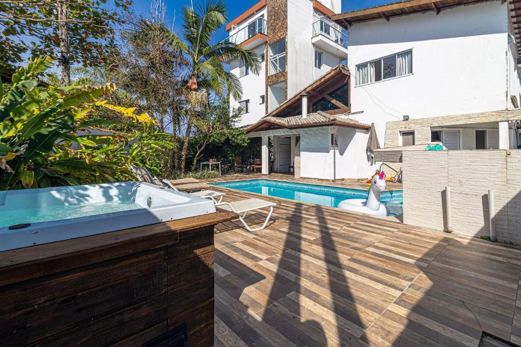 Casa com Piscina climatizada , Jacuzzi 4 Quartos., Bertioga