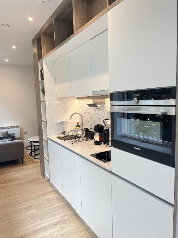 Cozy Studio Apartment Near Heathrow Airport Terminal 4 - Unlimited Wi-Fi - Paid Parking, New Bedfont